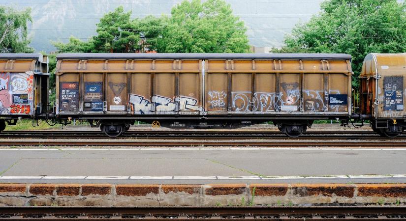 Tehervonat balesetezett Monorierdőnél