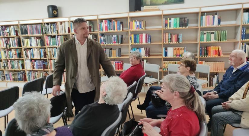 Alaposan meglepte a közönségét a Vásárhelyre érkezett versvándor