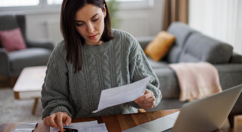 Elképesztő adósságba verik magukat a magyar családok: egyetlen váratlan esemény, és borulhat a családi kassza