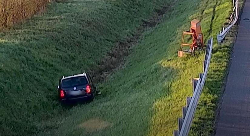 Vérlázító videó az autópályáról: Hiába kért segítséget, nem segített senki! (videó)