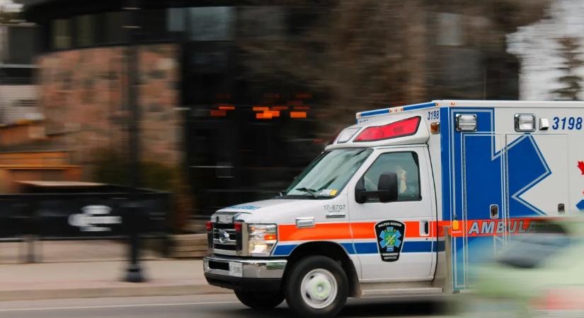 Rohantak a mentők: brutális késelés történt egy bevásárlóközpontban