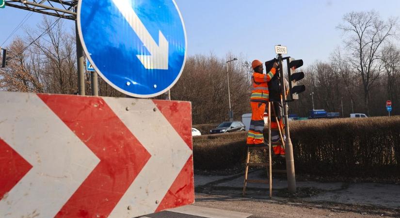 Figyelem! Útlezárások és terelések lesznek a Balaton mentén a hétvégén