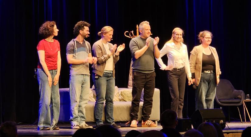 Fröccs Almási Kittivel: És boldogan éltek… de hogyan? – interaktív improvizációs est a Kölcsey Központban