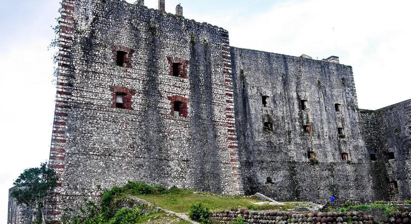 Legalább 30 ember meghalt egy halálos tömegpánikban Haiti egyik történelmi erődjében