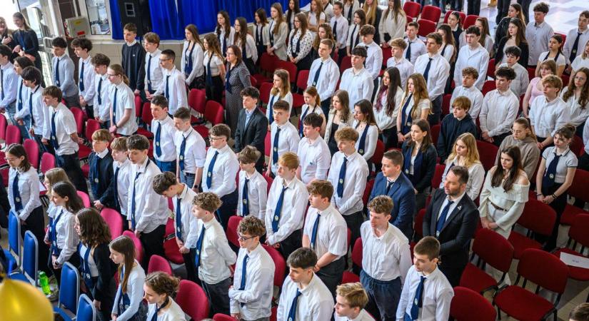 Hetvenéves a Tóth Árpád Gimnázium: generációkat indított útnak a debreceni iskola – fotókkal