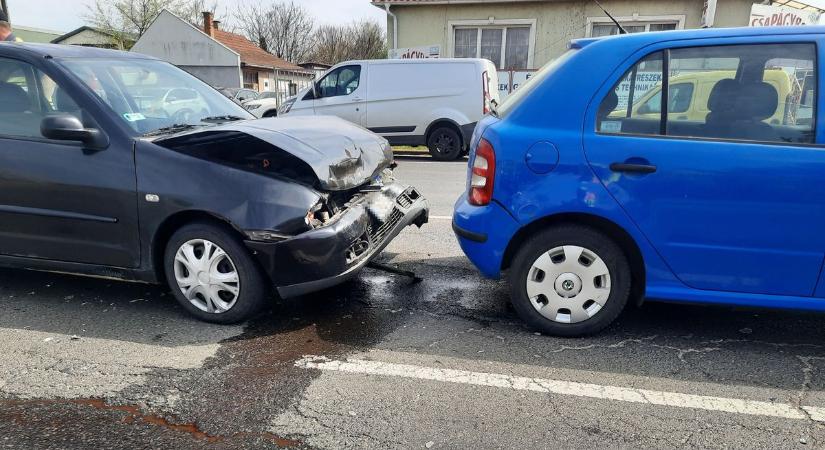 Karambol Nyíregyházán: két autó ütközött, rendőrség a helyszínen! (fotók)