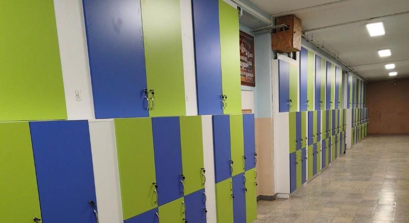 Közösségi összefogás keretében korszerűsítik a balatonkenesei iskolát