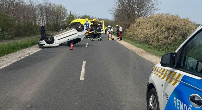 Tetejére borult egy autó Hajdú-Biharban, mentőhelikoptert riasztottak a helyszínre – fotókkal