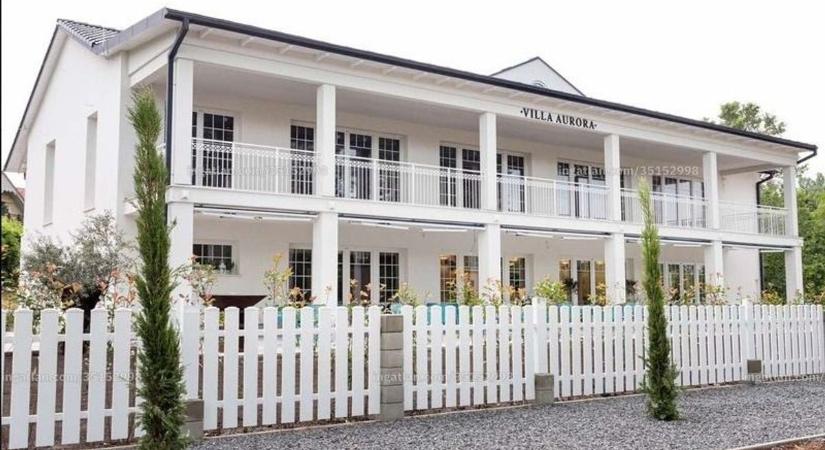 1,25 milliárd forint egy balatoni házért? Megnéztük, mit tud az ingatlan, aminek még a gépészete is művészet!