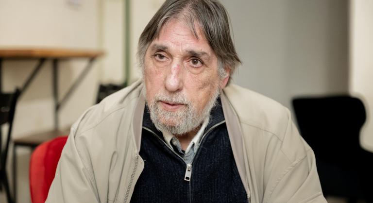 Ő a nagy sziklasziget a tenger közepén, aki szinte mindent tud, élő klasszikus