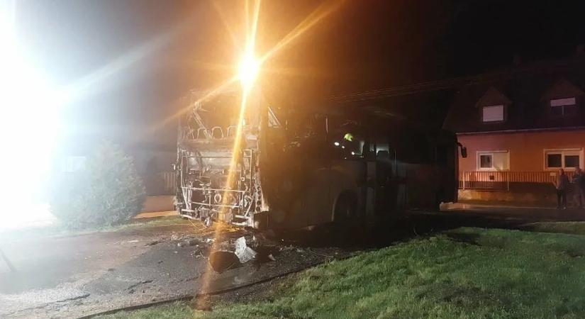 Fotókon a pusztítás: teljesen kiégett a Celldömölkön kigyulladt busz