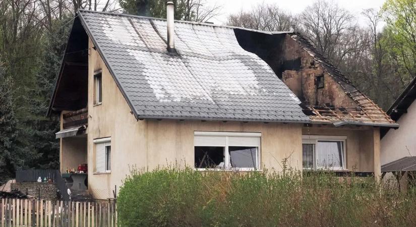 Füstölni kezdett a tető, majd jött a mindent elsöprő tűz – képekkel, videóval