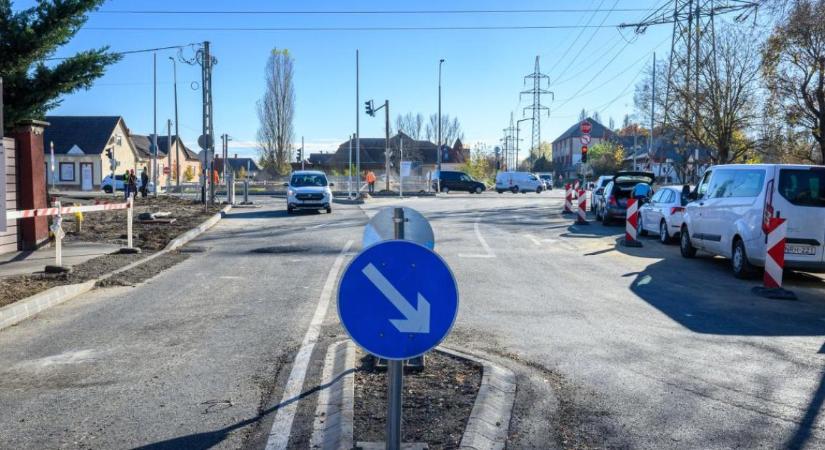 Szerdán cserélik a jelzőlámpákat a Vámospércsi út és a Budai Nagy Antal utca kereszteződésében