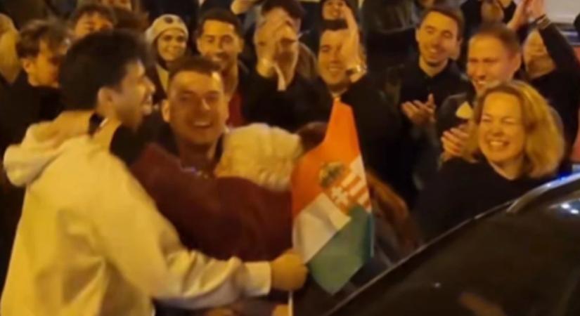 Megható videó kering a választás estjéről: egy idős hölgy fiatalokkal bulizik Budapest utcáján