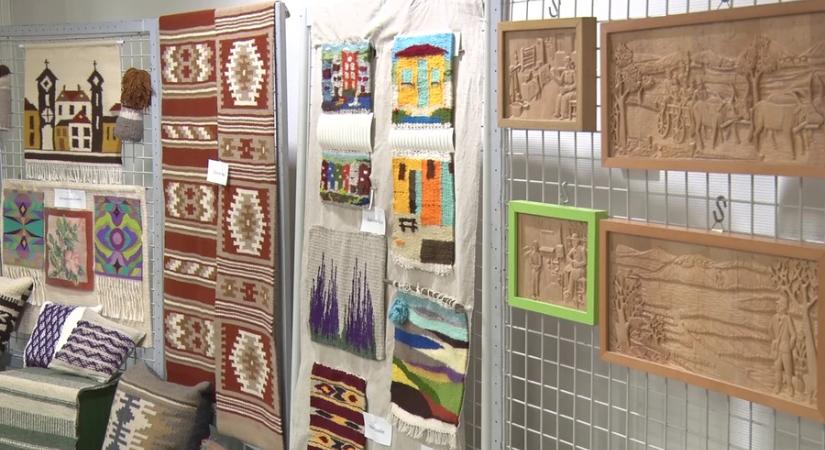 Helyi népművészeti kincsek - Szőttesek és fafaragások a könyvtárban