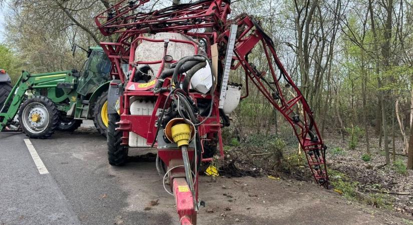 Oldalára borult egy permetező Fülöpszállásnál, a helyszínre érkezett a katasztrófavédelem laborja is