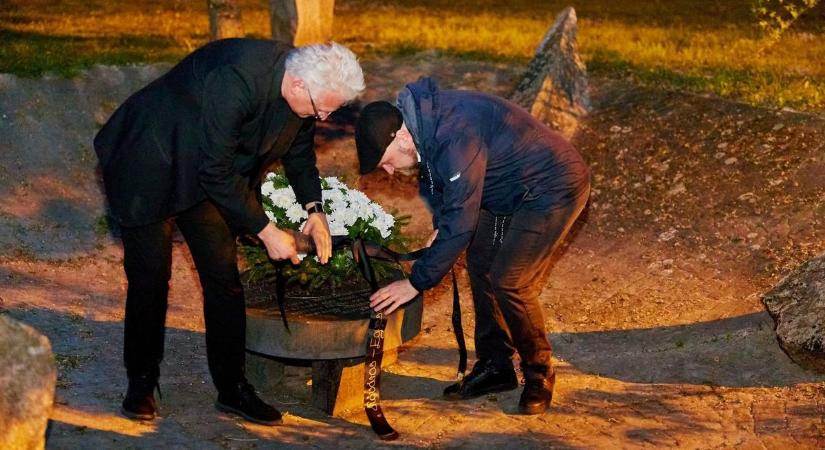 A bombázás áldozataira emlékeztek Győrben a Tündértónál