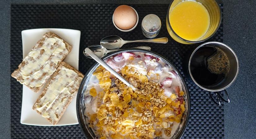 Endokrinológusok: emeli a kortizolt, ha 9 után reggelizünk