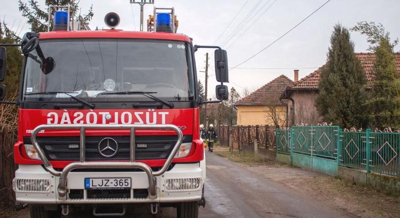 Siettek a tűzoltók, melléképület teteje égett Hajdú-Biharban!