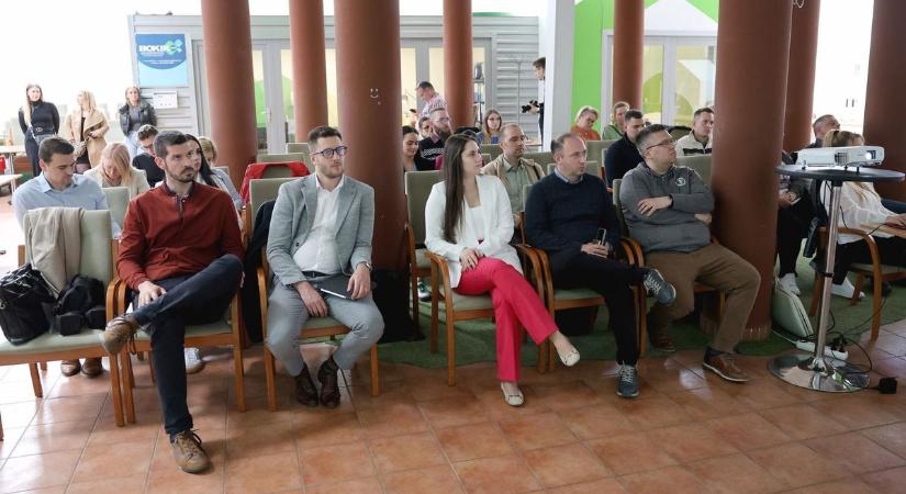 Hidat építenek a diploma és a karrier között