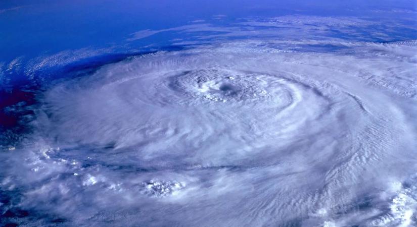 Menekültek a lakosok: több szigetre is lecsapott a Sinlaku szupertájfun