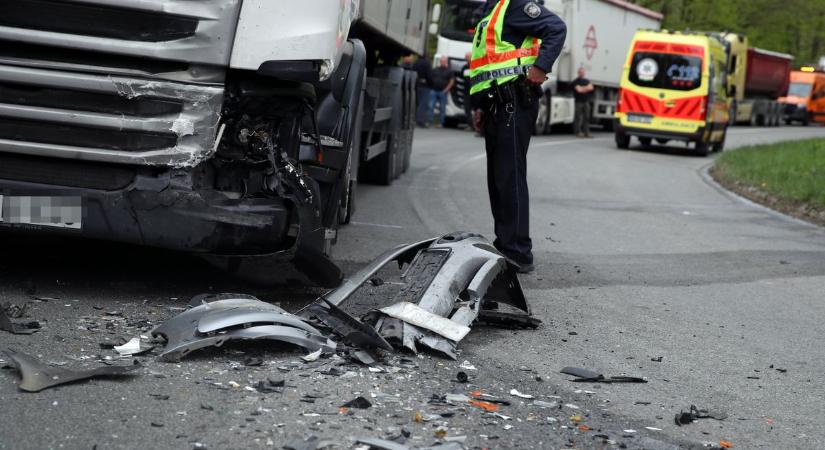 Óriási a gond: a buszjáratok csúsznak a hosszúhetényi baleset miatt – GALÉRIAVIDEÓ