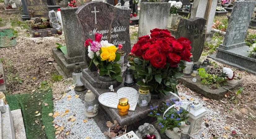 Így néz ki születésnapján Dudás Miki sírja