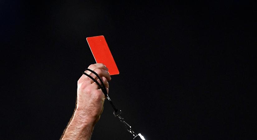 Hosszú időre eltiltották a labdarúgót, aki megtámadta a játékvezetőt