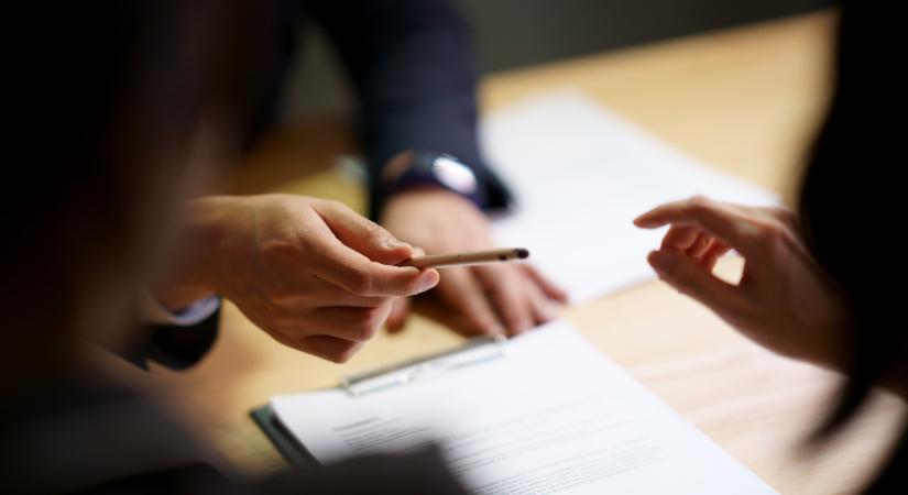 Méltatlanná vált tisztségére Piliscsaba jegyzője a polgármester szerint