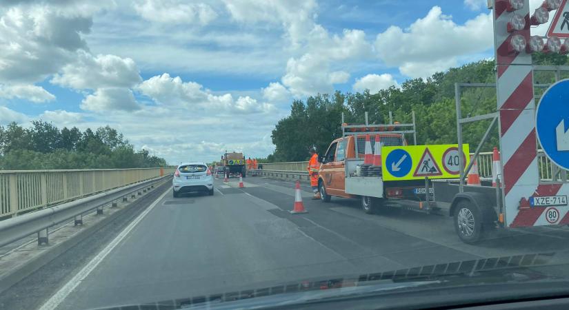 Csütörtök délelőtt kátyúznak az Algyői Tisza-hídon