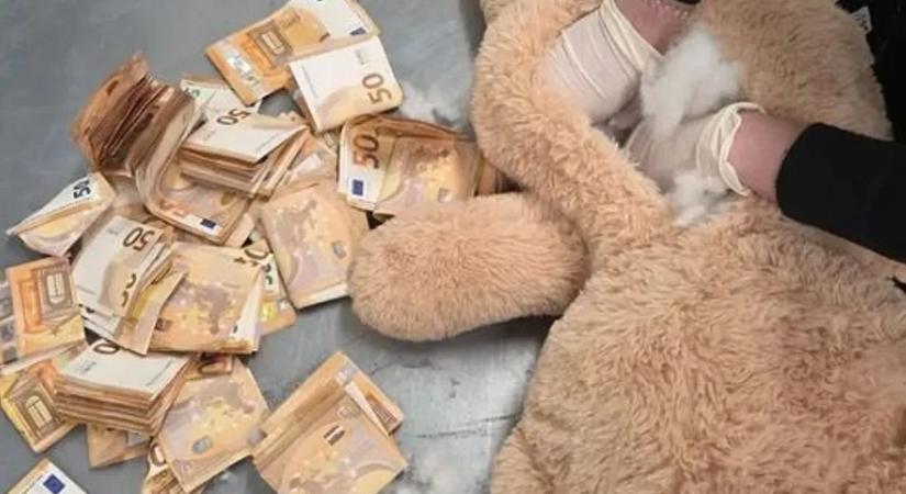 Elképesztő fogás: rengeteg pénzt találtak egy plüssmackó belsejében