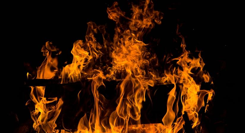 Kigyulladt és teljes terjedelmében égett egy lakókocsi Balmazújvárosban