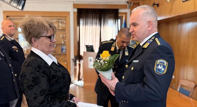 Kerek születésnapokat ünnepeltek a hajdú-bihari rendőrök - a belügyminiszter is adott át ajándékot!