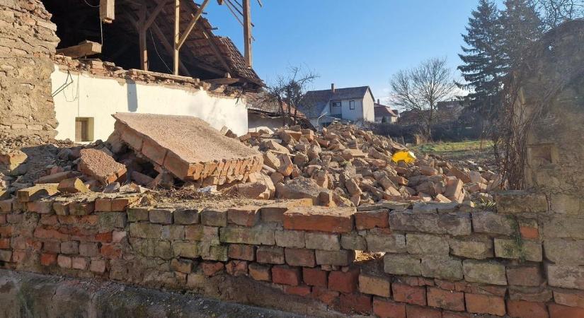 Egy '66-os tragédia emléke Dombóváron: leomló fal alatt vesztette életét egy hatéves kisfiú