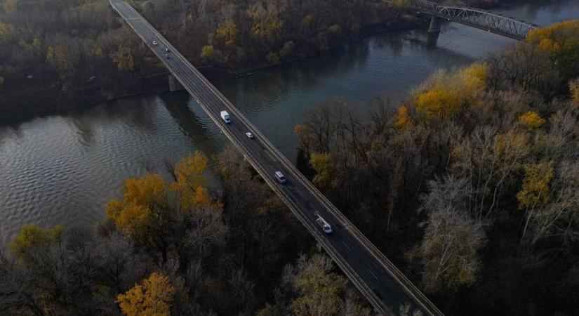 Megállítják a forgalmat a 47-es főúton: fontos változás jön az Algyői Tisza-hídon