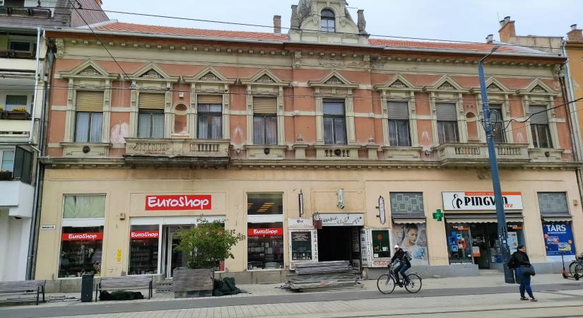 Egy hónap után lebontották az állványt Vásárhely patinás belvárosi épülete elől