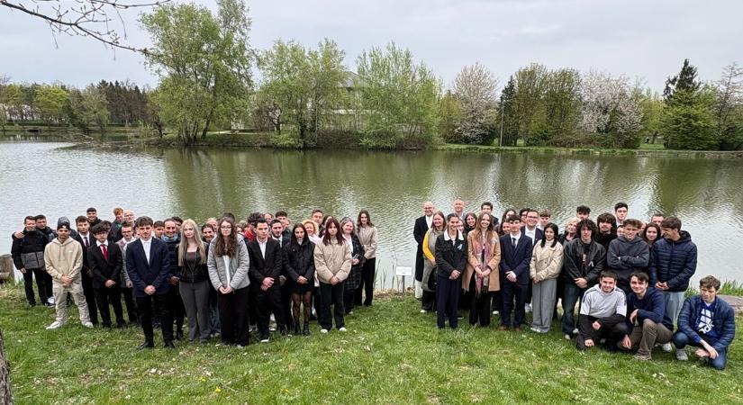 Új hagyomány Szombathelyen: élő emléket kaptak a végzősök, elültették a Ballagók fáját