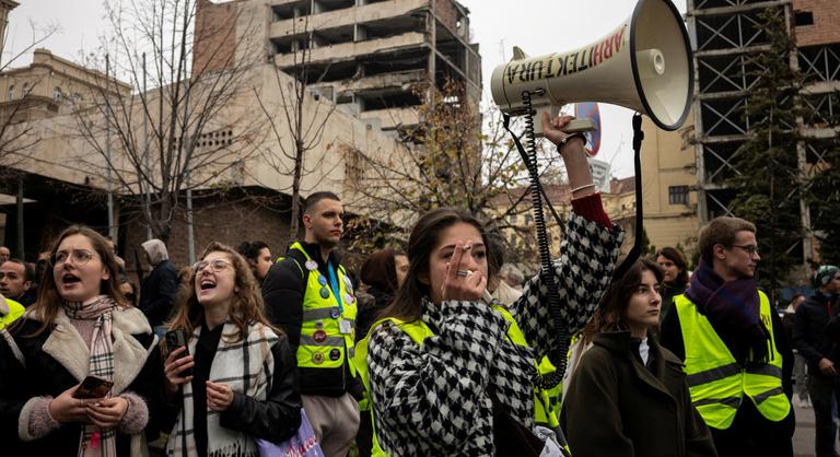 Bizalmatlansági indítványt adott be a szerb kormány ellen az ellenzék
