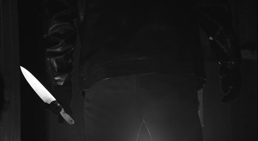 Leszúrta a veszekedő szüleit békéltetni akaró férfit a 18 éves fiú