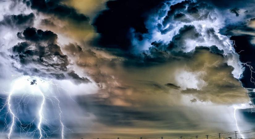 Zivatarokra figyelmeztetnek a meteorológusok, mutatjuk, hol várható zuhé