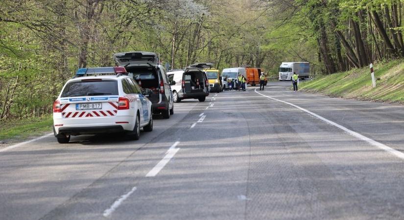 Halálos volt a hétvégi frontális ütközés a 6-oson, fiatal férfi az áldozat (videó)