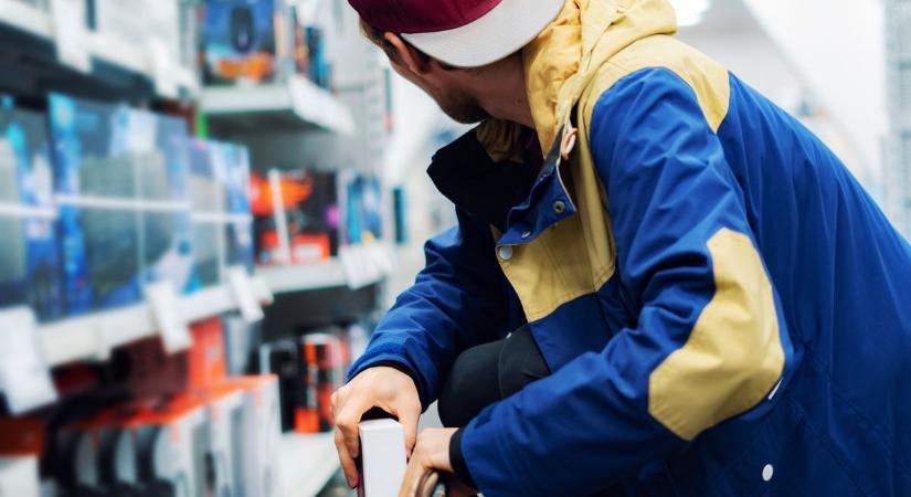 Egymillió forintnyi parfümöt loptak el a tatabányai tolvajok, a fővárosig vezettek a szálak