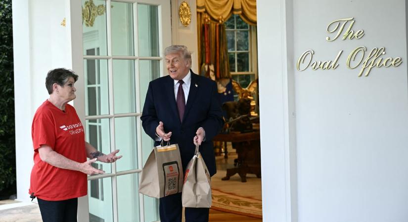 Trump mekit rendelt az Ovális Irodába, majd a futár mellett válaszolt kérdésekre az iráni háborúról