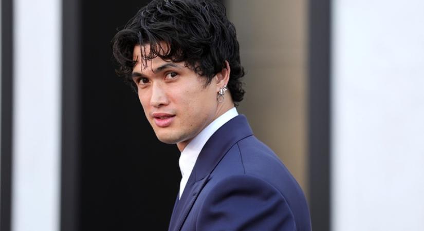 Megvesznek a nők ezért a 35 éves színészért: mindenki az ő lábai előtt hever, nincs nála vonzóbb pasi ma a világon