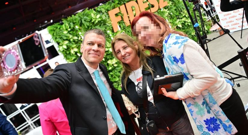 Orbánnal fotózkodott, kék lámpás autóval járt Piliscsaba jegyzője, aki lebuzizta Magyar Pétert