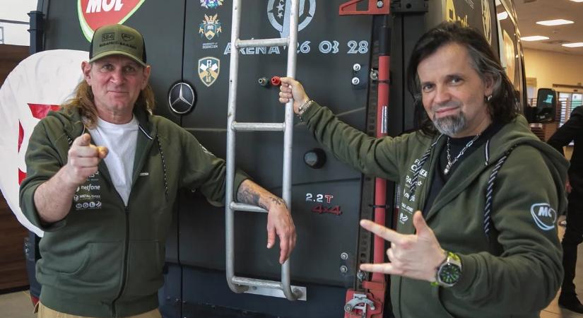 Rock’n’roll a levegőben: helikopterrel repült koncertre a Tankcsapda