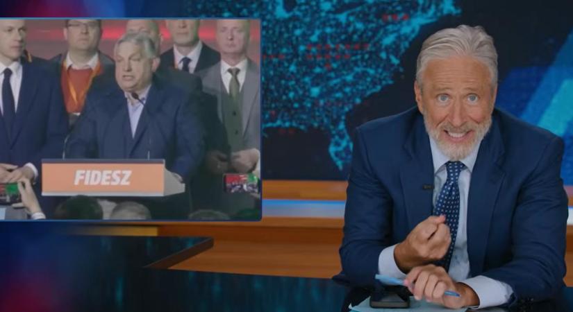 „Add, Uram, hogy átszakadjon a gát” – Jon Stewart amerikai műsorvezető példaként állítja az amerikaiak elé Orbán Viktor leváltását
