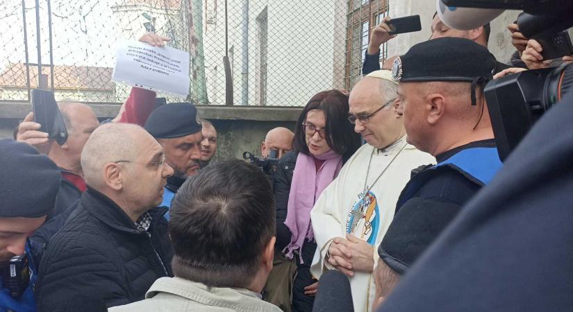 Megkezdődött a nagyváradi apát kilakoltatása – Még a sekrestyéből is távoznia kell