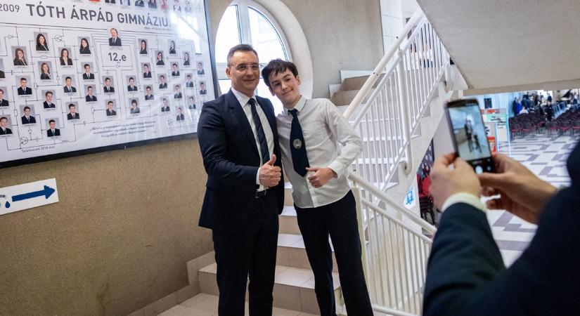 70 éves a debreceni Tóth Árpád Gimnázium, Papp László le is csapott a lehetőségre