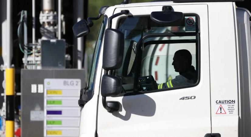 Kamionosok dühöngenek a magas dízelárak miatt Németországban, a kormány lassúságát bírálják
